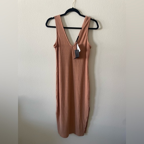 gibsonlook Dresses & Skirts - Gibsonlook tan v neck tank top midi dress with slit
